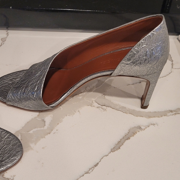 Woman's shoes - Picture 10 of 13